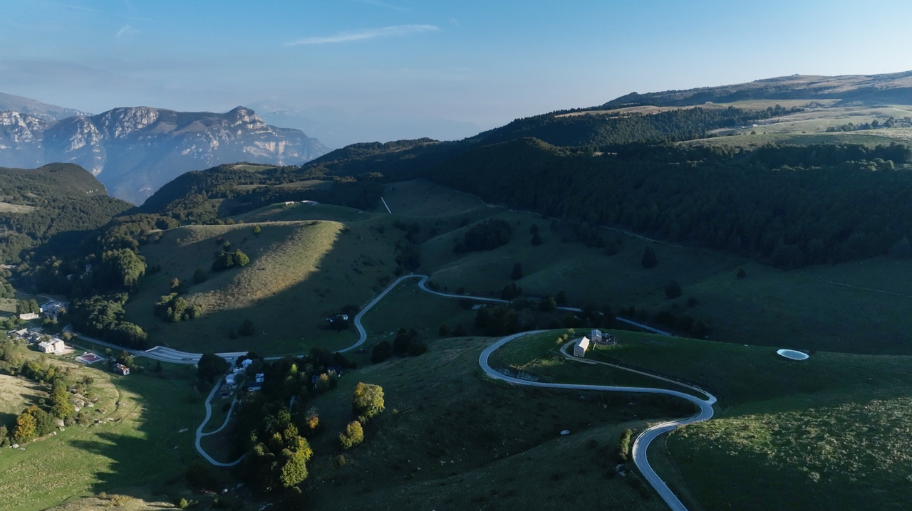 Kurz nach den Passhöhe des Passo Fittanze della Sega führt die Strecke auf beiden Rampen über ein sanft abfallendes Hochplateau – hier die Nordrampe.