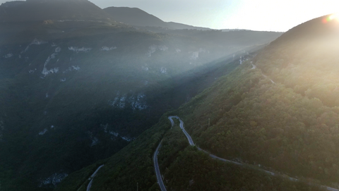 Impression von den Serpentinen oberhalb des Ortes Peri, Etschtal – die kurvenreiche Rampe im Südwesten.