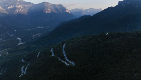 Impression von den Serpentinen oberhalb des Ortes Peri, Etschtal – die kurvenreiche Rampe im Südwesten.