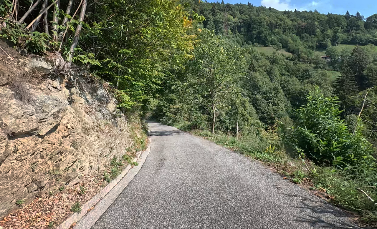Vista dalla rampa ovest del Passo di San Zeno.