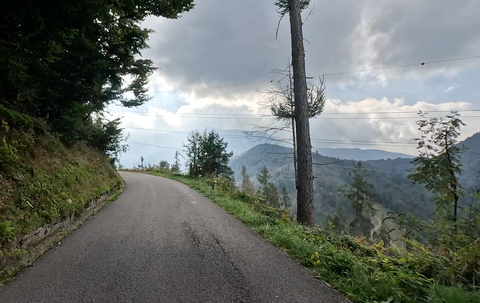 Vista dalla rampa ovest del Passo di San Zeno.