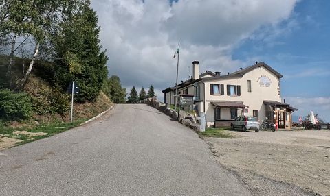 Poco prima del valico, sul versante ovest, si trova il Rifugio Piardi.