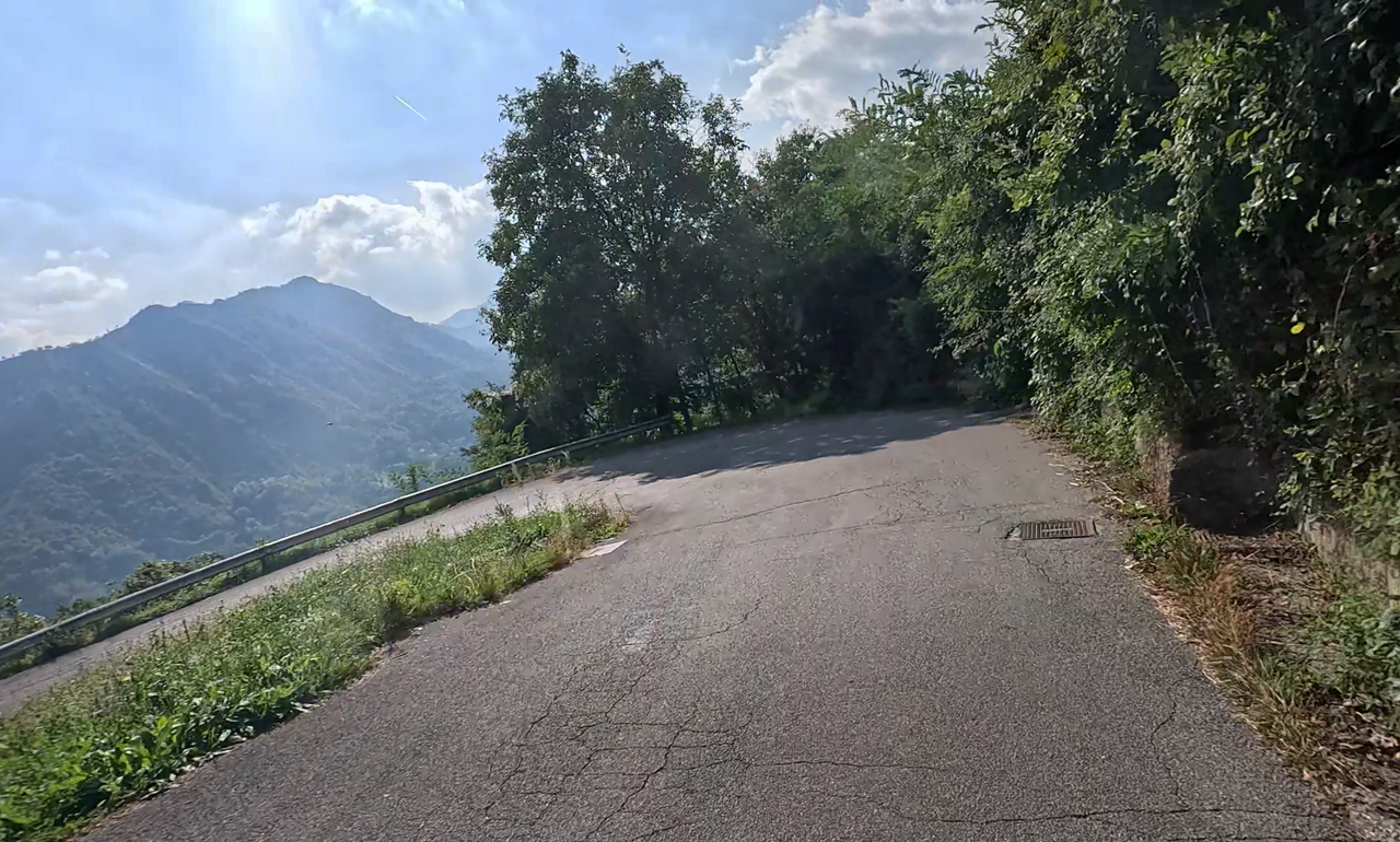 Anche la salita est del Passo di San Zeno è caratterizzata da curve strette e tratti ripidi.
