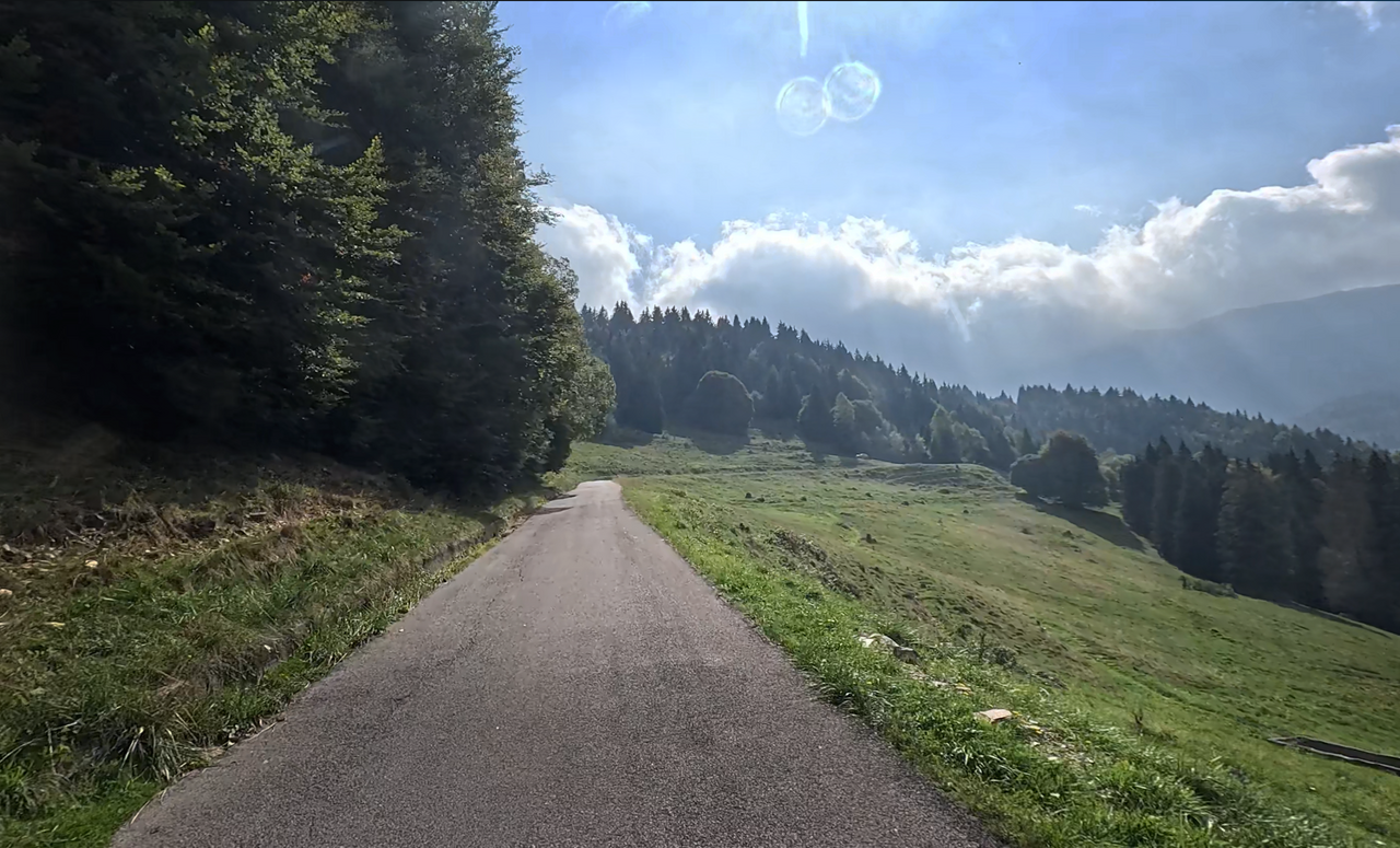 Vista dalla rampa ovest del Passo di San Zeno.