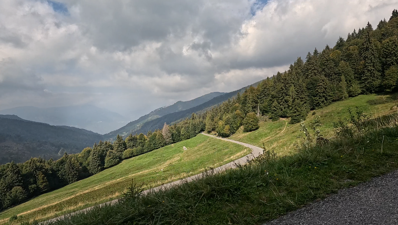 Il percorso della rampa ovest si snoda ripetutamente lungo i prati alpini.