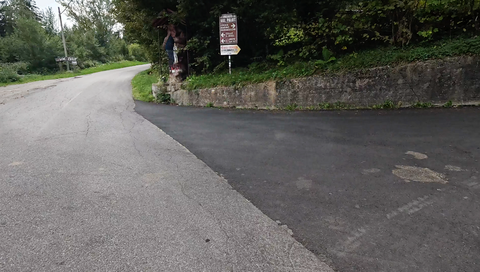 Poco più a valle del paese di Palot, sulla rampa ovest del Passo di San Zeno, una strada – purtroppo non segnalata – devia verso il Passo di Passabocche.