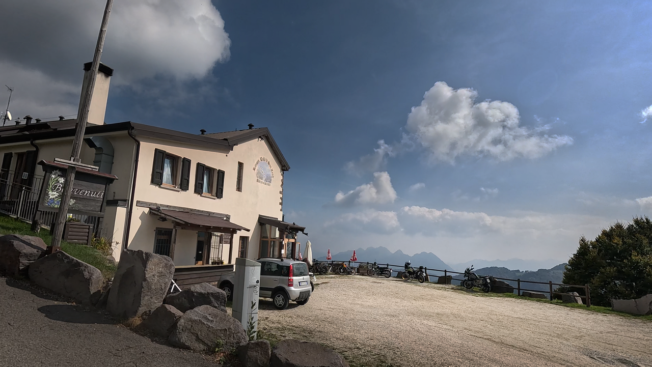 Vale la pena fare una breve sosta al parcheggio del Rifugio Piardi: da qui si gode di una splendida vista sulla valle sottostante, la Valle Trompia.