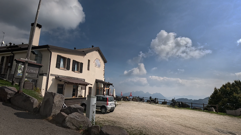 Vale la pena fare una breve sosta al parcheggio del Rifugio Piardi: da qui si gode di una splendida vista sulla valle sottostante, la Valle Trompia.