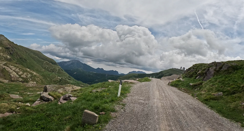 Die Teilstrecke der Strada delle Tre Valli rund um den Passo Ravenola ist abschnittsweise geschottert.