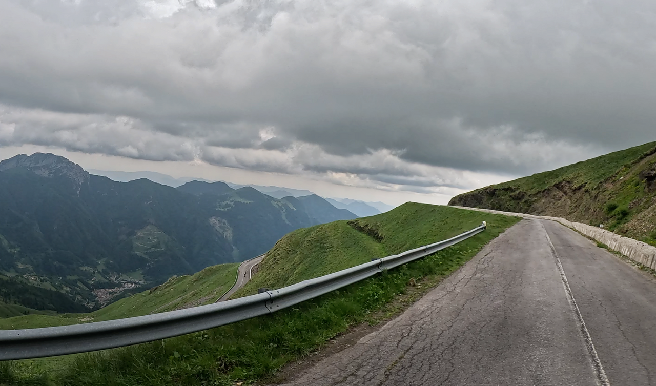 Kurz nach der Passhöhe des Passo Dasdana, Richtung Passo Maniva, fällt die Strecke langsam wieder unter 2000 Höhenmeter.