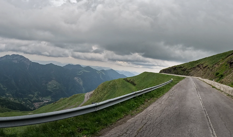 Kurz nach der Passhöhe des Passo Dasdana, Richtung Passo Maniva, fällt die Strecke langsam wieder unter 2000 Höhenmeter.