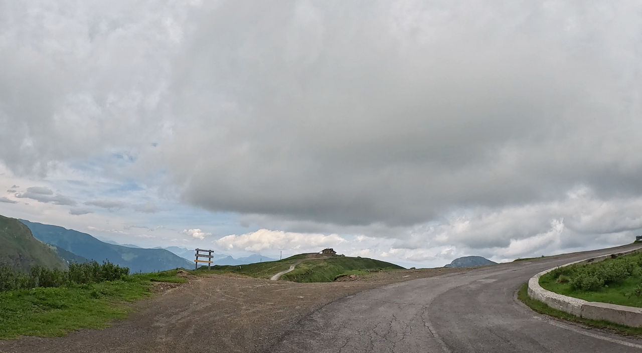 Was ist die schönste Motorradtour in den Alpen?