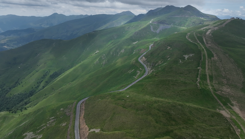 Impression von dem Teilstück zwischen Passo Dasdana und dem tiefer liegenden Passo Maniva. Dieser Abschnitt ist asphaltiert.