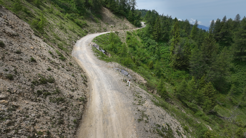 Die Straße ist normalerweise relativ eben und gut geschottert – ohne Schwierigkeiten zu fahren.