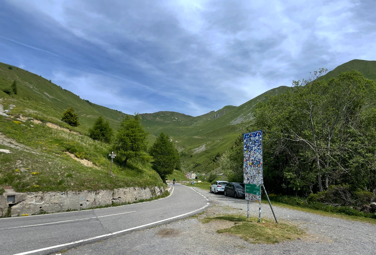 Auf 1892 Metern Höhe steht das offizielle Passschild zum Passo di Croce Domini, in unmittelbarer Nähe zum Rifugio mit Parkplatz und an der Abzweigung zur Strada delle Tre Valli.