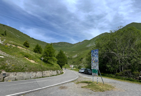 Auf 1892 Metern Höhe steht das offizielle Passschild zum Passo di Croce Domini, in unmittelbarer Nähe zum Rifugio mit Parkplatz und an der Abzweigung zur Strada delle Tre Valli.