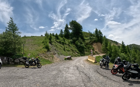 Beginn der Offroad-Strecke am Parkplatz des Rifugio di Croce di Domini.