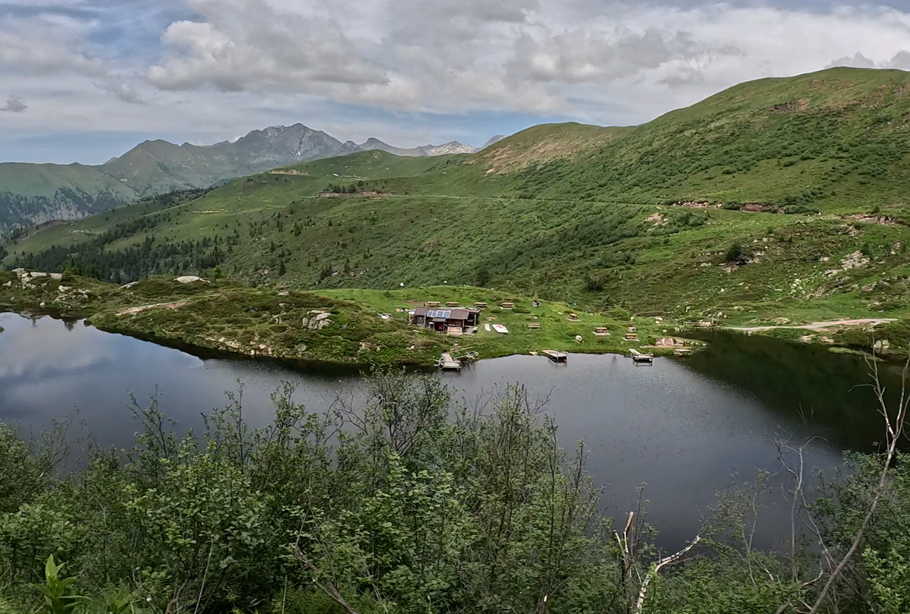 Blick auf den Lago Lavena: Anglerparadies und Ausflugsziel auf etwa 2000 Meter Höhe.
