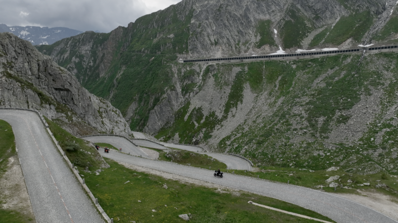 Was ist die schönste Motorradtour in den Alpen?