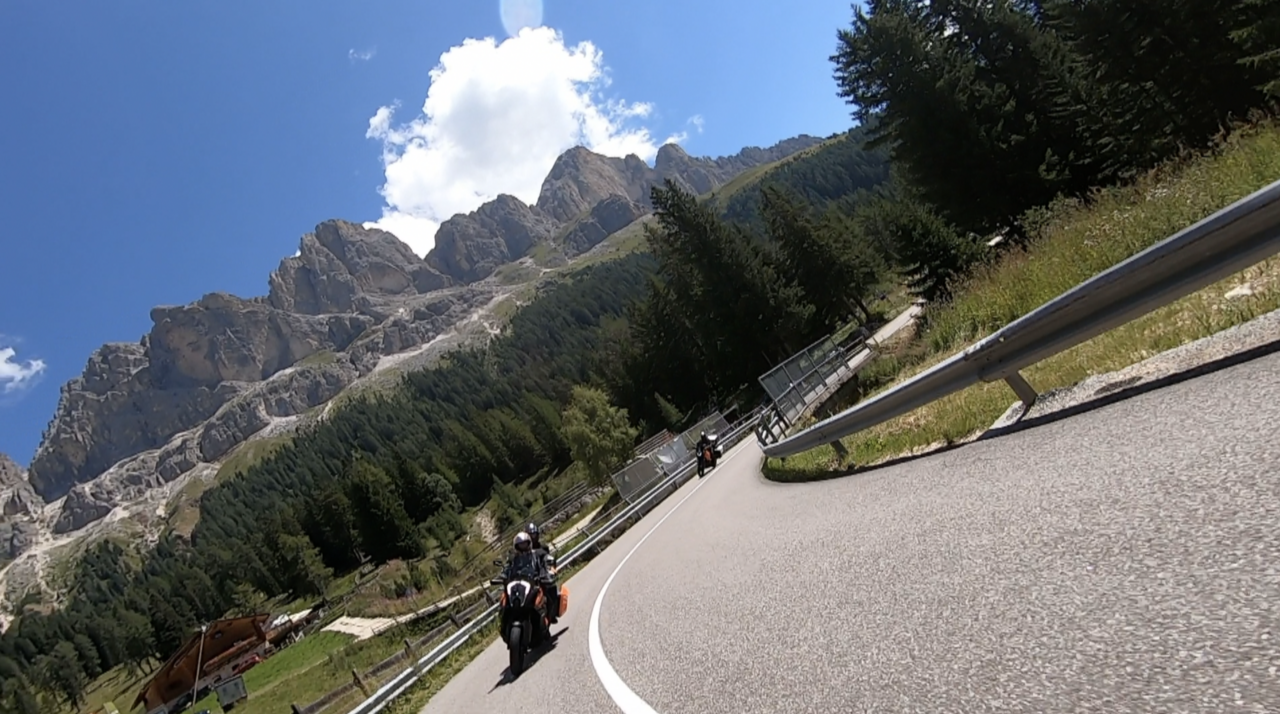 Was ist die schönste Motorradtour in den Alpen?