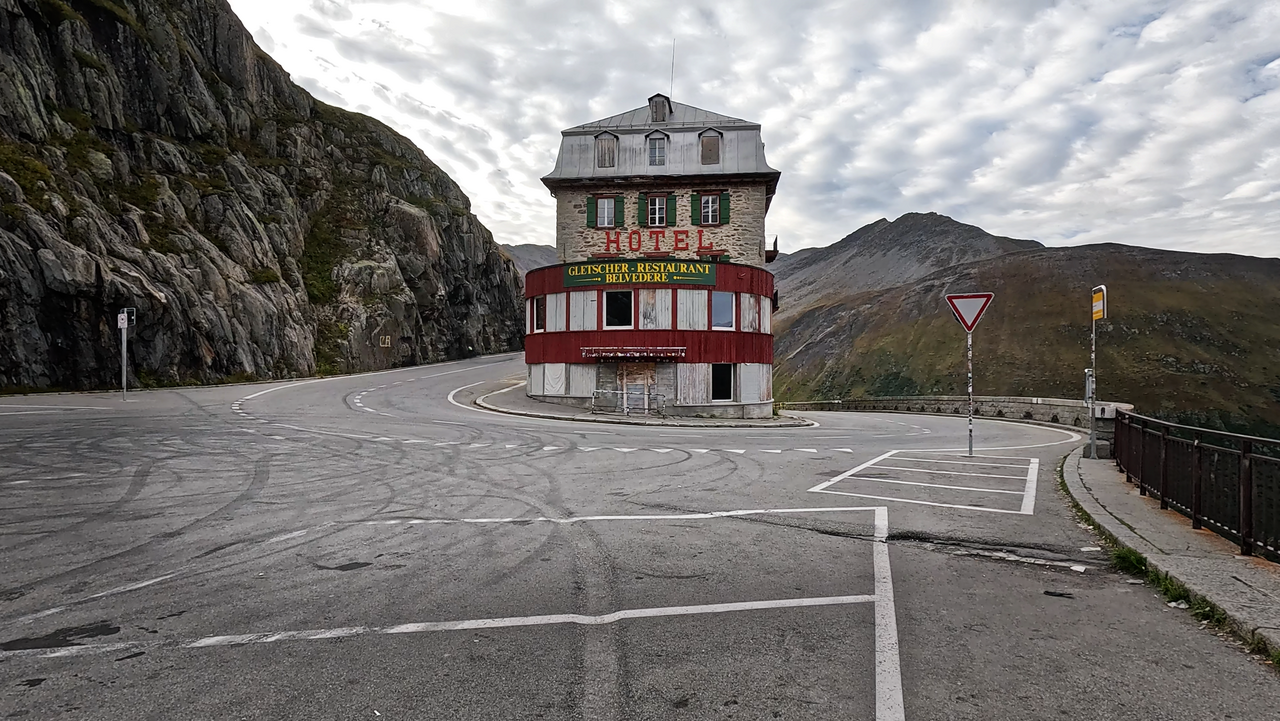 Die wohl häufigste Ansicht des Hotel Belvédère – hier: Montag morgen ohne Verkehr ...