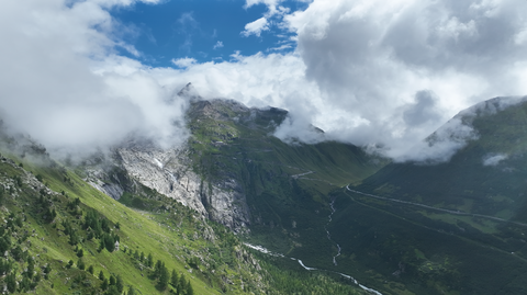 Blick auf Furkapass Westrampe und Hotel Belvédère aus Sicht der Südwest-Rampe des Grimselpasses.