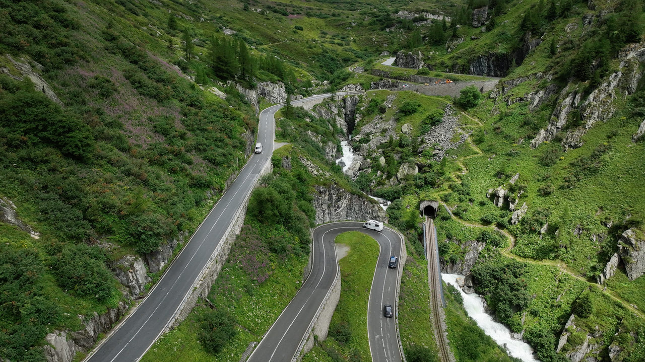 Südwestrampe zwischen Ulrichen und Gletsch. Diesen Abschnitt der Rampe teilen sich der Grimselpass und der Furkapass. Und dann ist da auch noch die Oberaar-Panoramastrecke, die am Grimselpass abzweigt.