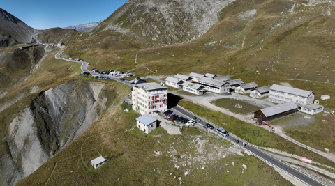 Impression von der Ostrampe – ebenfalls mit Hotel, dass übrigens den offiziellen Namen Furka-Hotel trägt.
