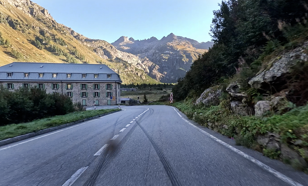 Im Tal, auf der Westseite, befindet sich der Ort Gletsch – mit einige interessanten Bauten, Bahnhof und Museum. Hier ist auch die Abzweigung zum Grimselpass.