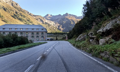 Im Tal, auf der Westseite, befindet sich der Ort Gletsch – mit einige interessanten Bauten, Bahnhof und Museum. Hier ist auch die Abzweigung zum Grimselpass.