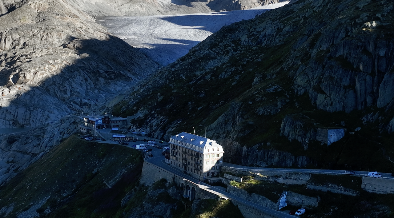 Morgenstimmung am Furkapass. Im Hintergrund der Rhone-Gletscher, der früher noch bis zum Hotel reichte.