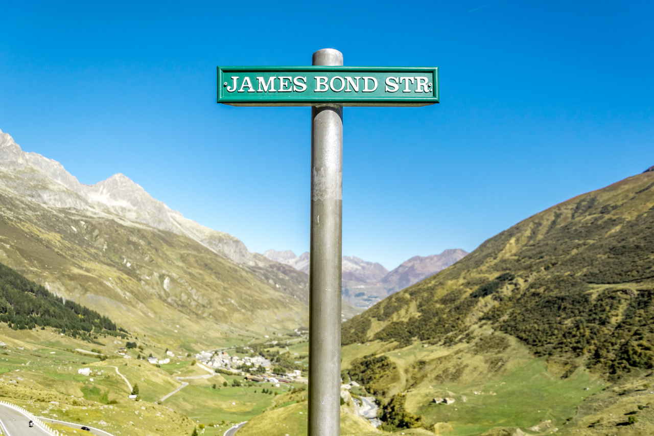 Ostrampe Furkapass, oberhalb von Realp – Erinnerung an den Dreh für James Bond-Film "Goldfinger. An dieser Stelle wird im Film auf "James Bond" geschossen.