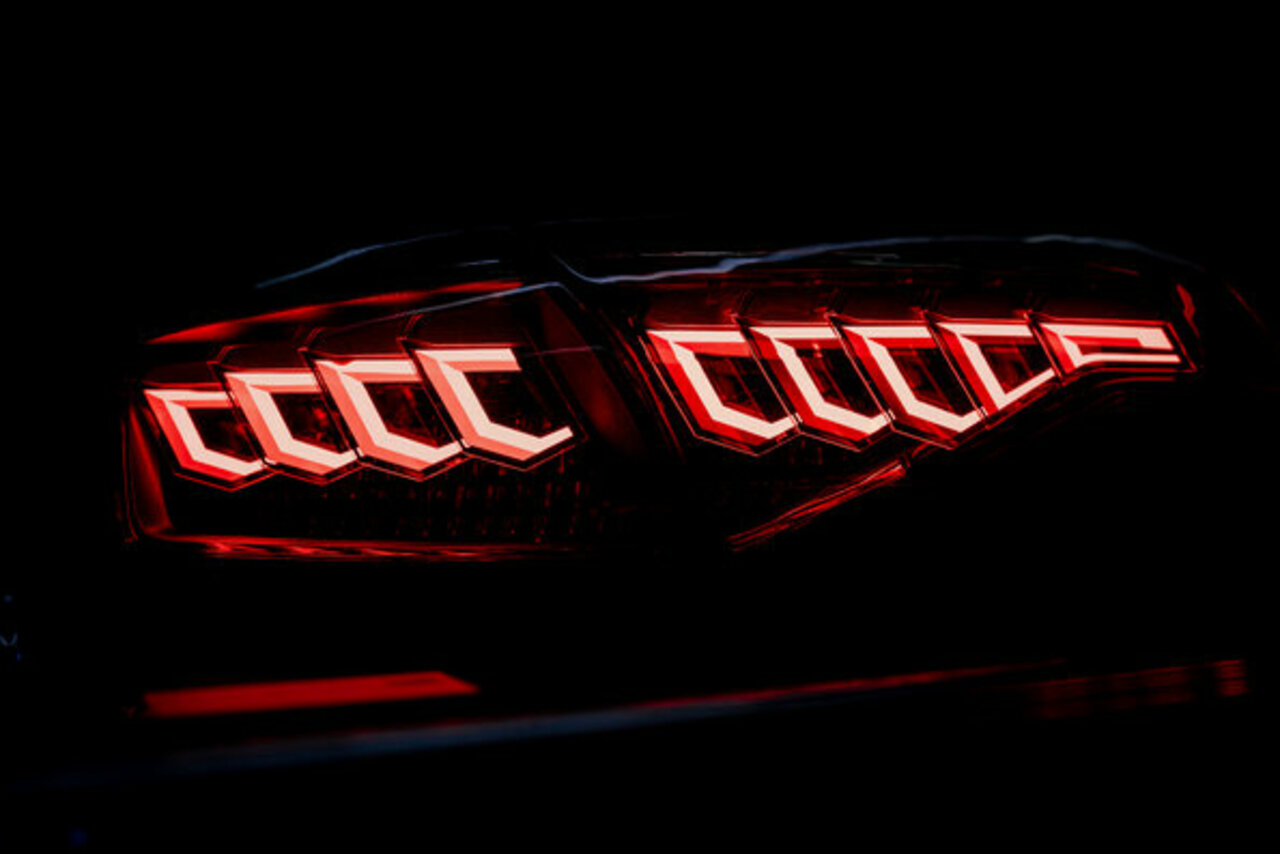 Audi Q9 mit Weltneuheit: digitales OLED-Panel im Curved-Design.