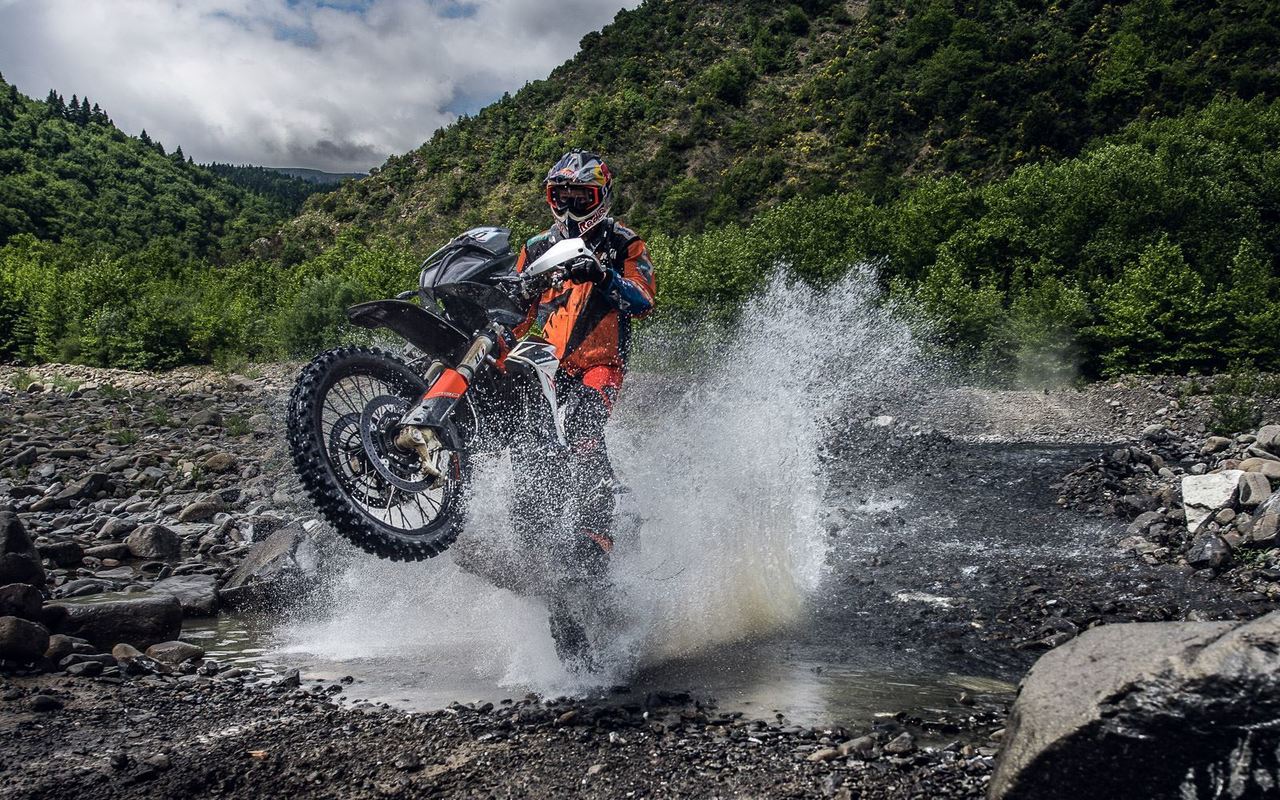 CHRIS BIRCH SICHERT SICH MIT DER NEUEN KTM 790 ADVENTURE R BEACHTLICHEN VIERTEN GESAMTRANG BEI DER HELLAS RALLY