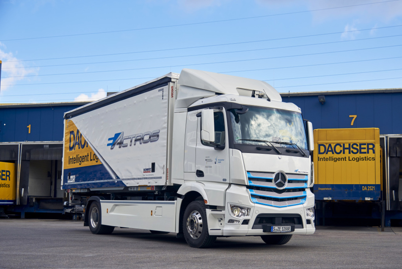 Leiser und emissionsfreier Verteilerverkehr für Stuttgart: Dachser setzt auf batterieelektrischen Mercedes-Benz eActros
