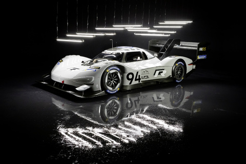 Elektrisiert ein breites Publikum: Volkswagen ID. R zweimal zum „Rennwagen des Jahres“ gekürt