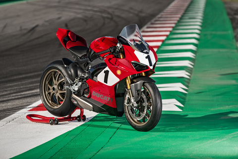 01_Panigale V4 25_ Anniversario 916_action_UC77818_Mid.jpg