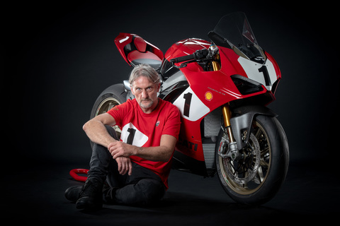 09_Panigale V4 25_ Anniversario 916_studio_UC77839_Mid.jpg