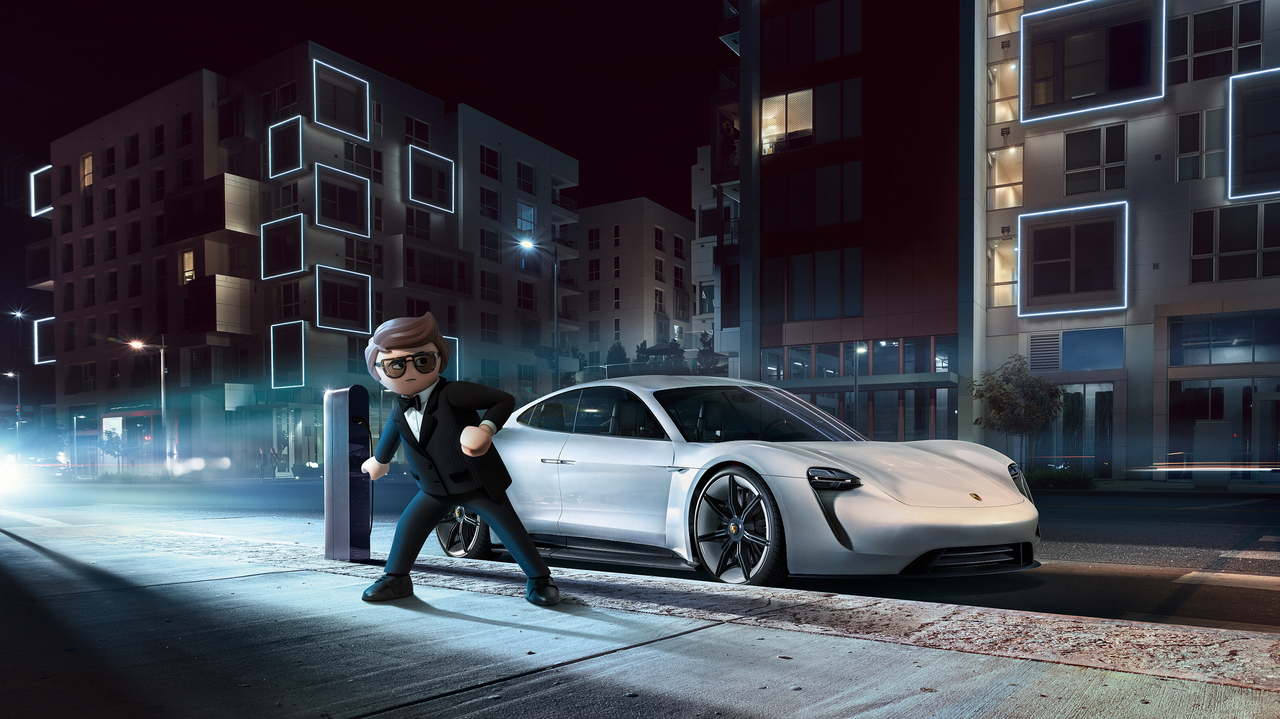Taycan-Vorbild wird zum Agentenfahrzeug. PLAYMOBIL: DER FILM – Rex Dasher fährt den Porsche Mission E.