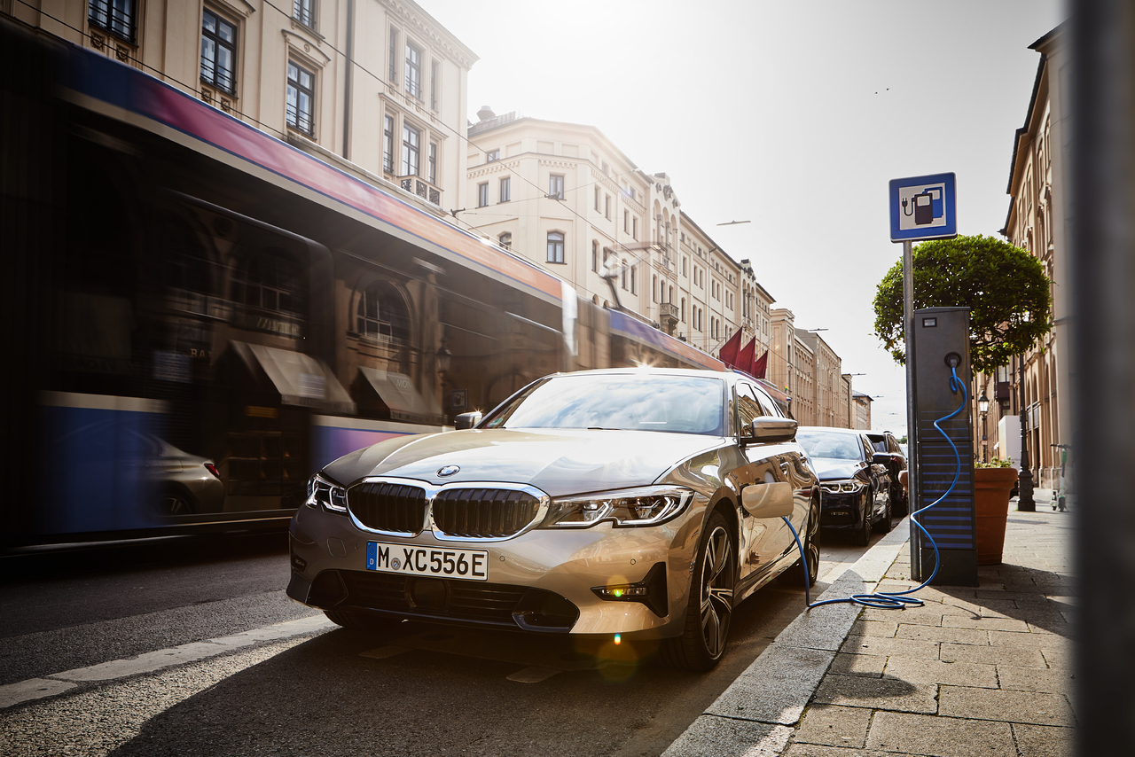 Sportlicher und effizienter denn je dank aktuellster BMW eDrive Technologie: Markteinführung für die neue BMW 330e Limousine.