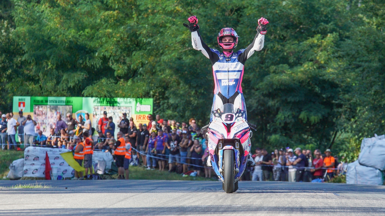 BMW Motorrad Motorsport News: BMW Road Racer Davey Todd ist Champion in der IRRC.