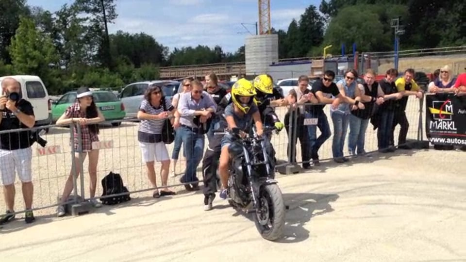 Motorrad-Stunt zu zweit!