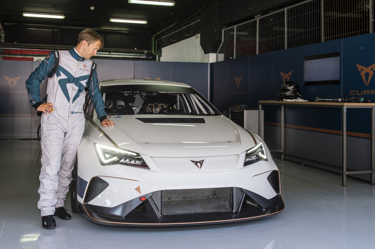 Cupra News: CUPRA ambassador and E-Racer official driver Mattias Ekström takes it for its first road test on the Montmeló Circuit