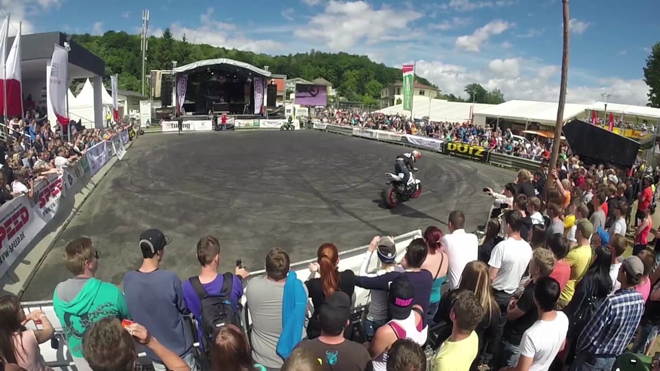 Motorrad Stuntshow beim Wörthersee Treffen.