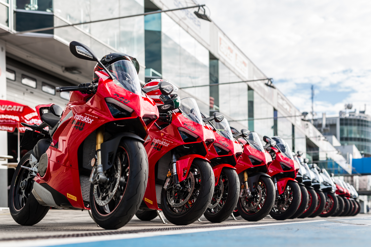 Ducati News: Ducati 4U-Wintercamp in Almeria mit Panigale V4 R im Testfuhrpark.