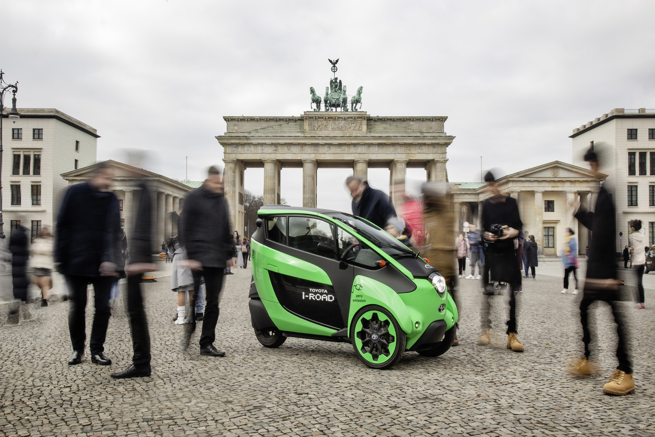 Toyota News: Toyota i-Road rollt über deutsche Straßen...