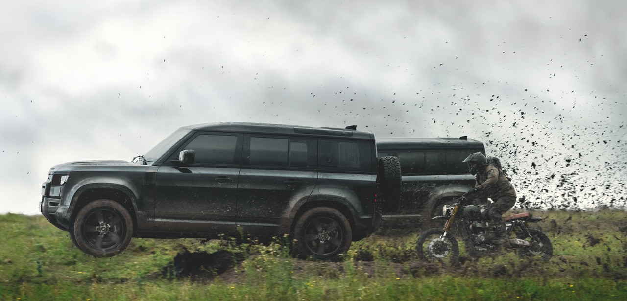 Der neue Land Rover Defender kann fliegen – in den Action-Szenen des neuen 007 Keine Zeit zu sterben.