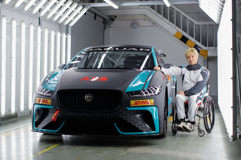 Jagura News: Querschnittsgelähmter Rennfahrer Takuma Aoki startet im Jaguar I-PACE eTROPHY Rennwagen in Mexiko City.